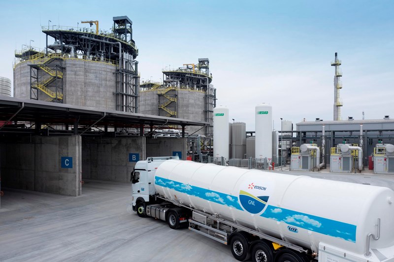 Edison camion cisterna Gnl. deposito costiero Ravenna