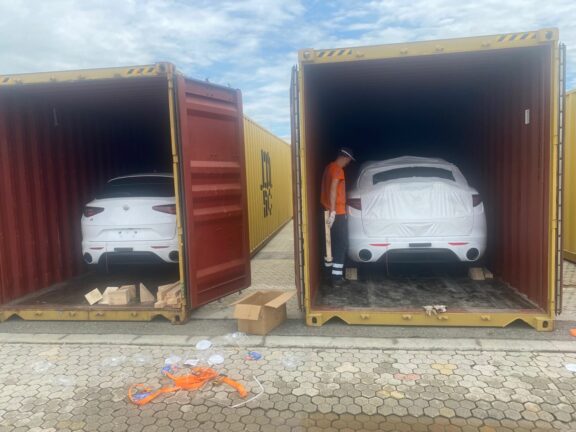 Medlog-Msc-imbarco-mezzo-FCA-Ducato-e-Alfa-Romeo-a-Gioia-Tauro-containerizzazione-5-576×432