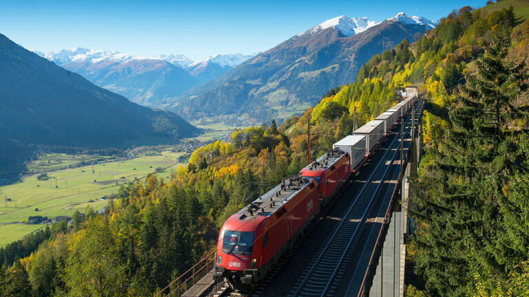 GV-Zug-zwei-Loks_-ÖBBHanno-Thurnher_klein