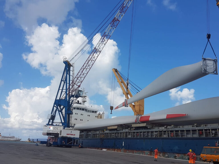 Riccardo Sanges & C. sbarco pale eoliche al porto di Trapani