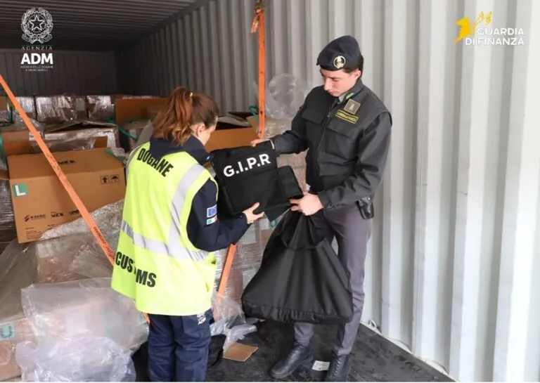 Dogane-Guardia-di-Finanza-sequestro-armamenti-768×545