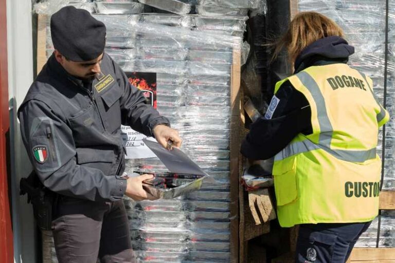 Sequestro sigarette contrabb Genova Adm Finanza —